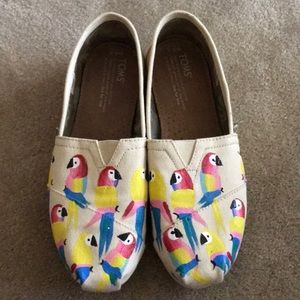 Parrot toms